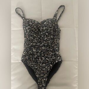 Daisy 🌼 print, full piece swimsuit.